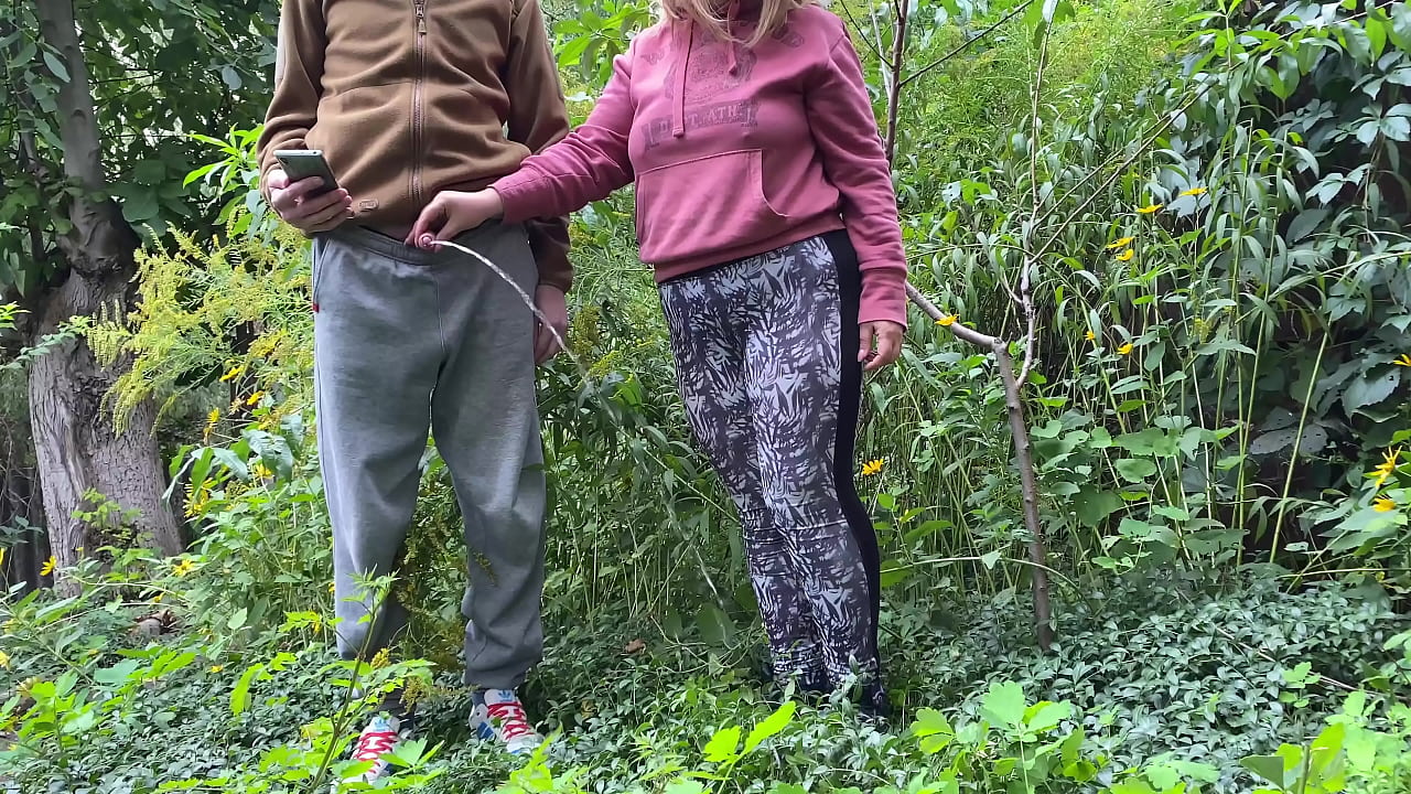 La grosse MILF m'a aidé pendant que je regardais les informations