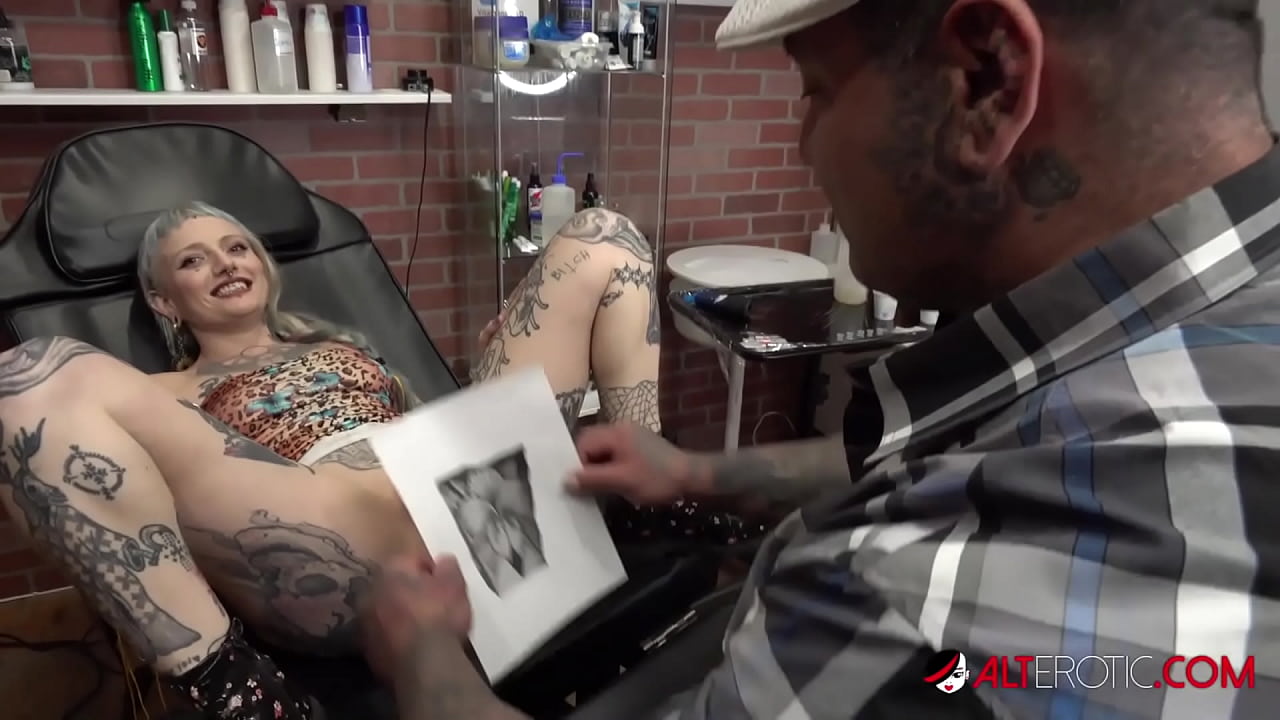 River Dawn Ink suce une bite après son nouveau tatouage de chatte