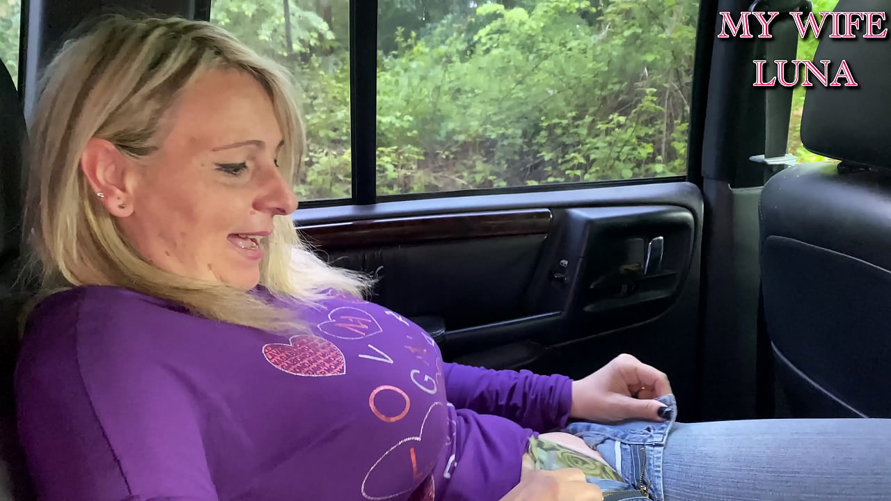 Sexe dans la voiture avec une belle milf italienne